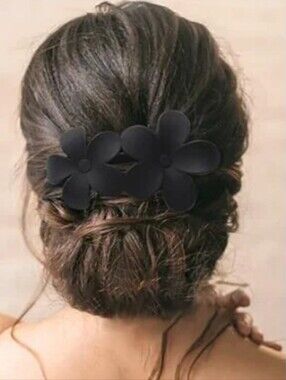 3 FOR $15  💕 Strong Hold Claw Clip Fashionable Hair Accessories